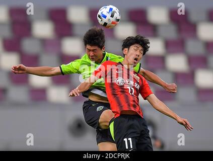 Doha, Qatar. 22 novembre 2020. LYU Wenjun (R) di Shanghai SIGG compete durante la partita del gruppo H tra Shanghai SIGG della Cina e Jeonbuk Hyundai Motors della Corea del Sud alla AFC Champions League 2020 a Doha, capitale del Qatar, 22 novembre 2020. Credit: Nikku/Xinhua/Alamy Live News Foto Stock