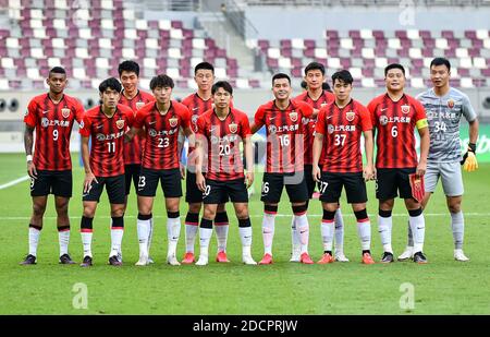 Doha, Qatar. 22 novembre 2020. I giocatori di partenza della Shanghai SIGG posano per le foto prima della partita di gruppo H tra Shanghai SIGG della Cina e Jeonbuk Hyundai Motors della Corea del Sud alla AFC Champions League 2020 a Doha, capitale del Qatar, 22 novembre 2020. Credit: Nikku/Xinhua/Alamy Live News Foto Stock