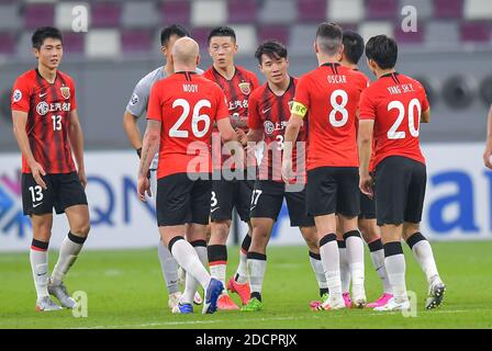 Doha, Qatar. 22 novembre 2020. I giocatori del SIPG di Shanghai festeggiano dopo la partita del gruppo H tra Shanghai SIPG della Cina e Jeonbuk Hyundai Motors della Corea del Sud alla AFC Champions League 2020 a Doha, capitale del Qatar, il 22 novembre 2020. Credit: Nikku/Xinhua/Alamy Live News Foto Stock