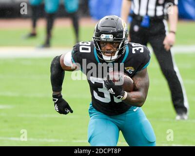 Jacksonville, Florida, Stati Uniti. 22 novembre 2020. Jacksonville Jaguars che fa ritorno a James Robinson (30) durante la prima partita di football NFL tra i Pittsburgh Steelers e i Jacksonville Jaguars al TIAA Bank Field di Jacksonville, Florida. Romeo T Guzman/CSM/Alamy Live News Foto Stock