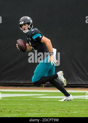 Jacksonville, Florida, Stati Uniti. 22 novembre 2020. Jacksonville Jaguars quarterback Jake Luton (6) durante la prima partita di football NFL tra i Pittsburgh Steelers e i Jacksonville Jaguars al TIAA Bank Field di Jacksonville, Florida. Romeo T Guzman/CSM/Alamy Live News Foto Stock