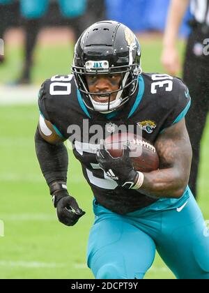 Jacksonville, Florida, Stati Uniti. 22 novembre 2020. Jacksonville Jaguars che fa ritorno a James Robinson (30) durante la prima partita di football NFL tra i Pittsburgh Steelers e i Jacksonville Jaguars al TIAA Bank Field di Jacksonville, Florida. Romeo T Guzman/CSM/Alamy Live News Foto Stock