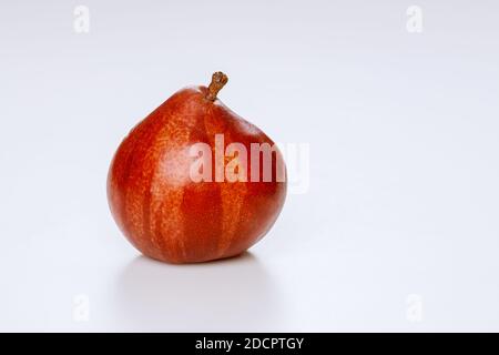 Pera rossa isolata su sfondo bianco. Produca il prodotto. Foto Stock