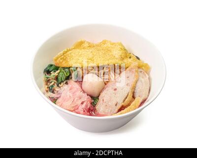 Primo piano della zuppa di noodle rosa tailandese Yen Ta Fo pranzo su sfondo bianco, tradizionale zuppa di noodle dolce e acida dalla Thailandia. Foto Stock