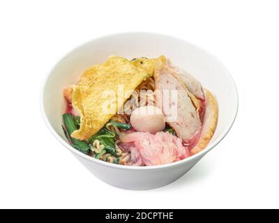 Primo piano della zuppa di noodle rosa tailandese Yen Ta Fo pranzo su sfondo bianco, tradizionale zuppa di noodle dolce e acida dalla Thailandia. Foto Stock