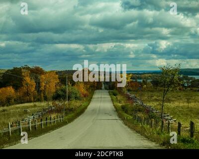 Mulini a vento, agricoltura e natura - Isola di Manitoulin, ON, Canada Foto Stock