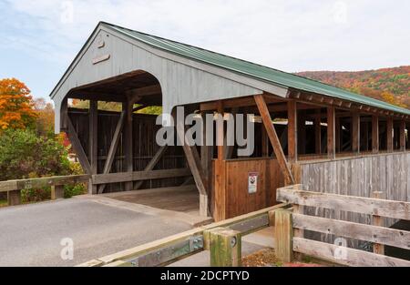 Il Great Eddy Covered Bridge, chiamato anche Waitsfield Covered Bridge, è un ponte in legno coperto costruito nel 1833. Attraversa il fiume Mad a Waitsfield, VT Foto Stock