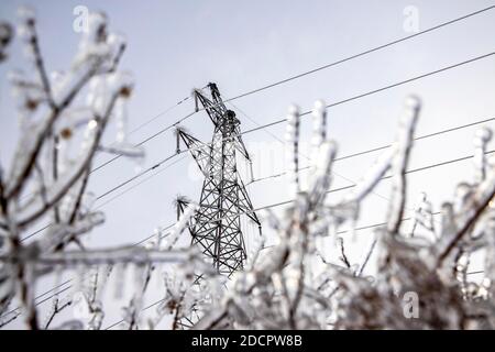 Pechino, Cina. 20 Nov 2020. Foto scattata il 20 novembre 2020 mostra i tecnici della rete di alimentazione Yanbian Yanbian Power Supply Company che riparano le linee di alimentazione colpite a causa delle condizioni atmosferiche estreme a Dunhua, nella Prefettura Autonoma di Yanbian Korean, nella Provincia di Jilin della Cina nordorientale. Credit: Gao Xusheng/Xinhua/Alamy Live News Foto Stock