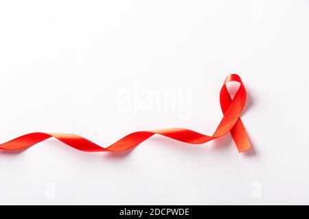 Il nastro rosso, il global symbol per solidarietà con HIV positiva e le  persone che vivono con l AIDS Foto stock - Alamy