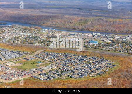 Foto aerea del sito della città inferiore di Fort McMurray in Alberta Canada con Abasand Heights e Hangingstone in primo piano. Foto Stock