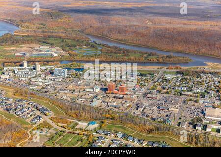 Foto aerea del centro di Fort McMurray, Alberta Canada con il MacDonald Island Park sullo sfondo. Foto Stock