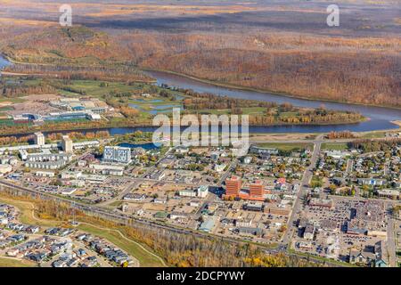 Foto aerea del centro di Fort McMurray, Alberta Canada con il MacDonald Island Park sullo sfondo. Foto Stock