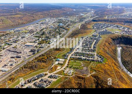 Foto aerea del centro cittadino e del sito della bassa cittadina di Fort McMurray, Alberta Canada, inclusi gli sviluppi residenziali in cima alla collina. Foto Stock