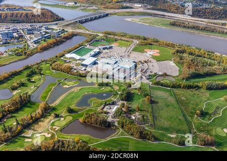 Foto aerea del MacDonald Island Park e del campo da golf Miskanaw sull'isola di MacDonald a Fort McMurray Alberta Canada. Foto Stock