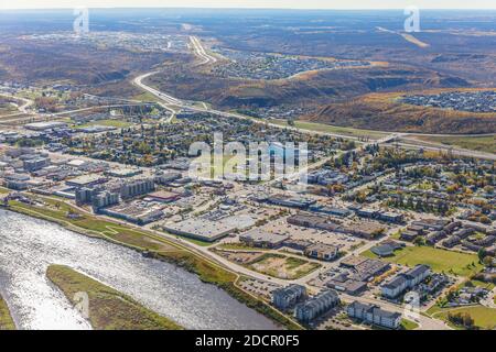 Foto aerea del fiume Clearwater e del sito della città inferiore di Fort McMurray Alberta. Foto Stock