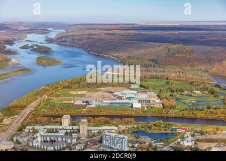 Foto aerea del fiume Athabasca dove incontra il fiume Clearwater a Fort McMurray Alberta Canada. Foto Stock