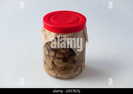 Funghi porcini salati e sottaceto fatti in casa in un vasetto Foto Stock