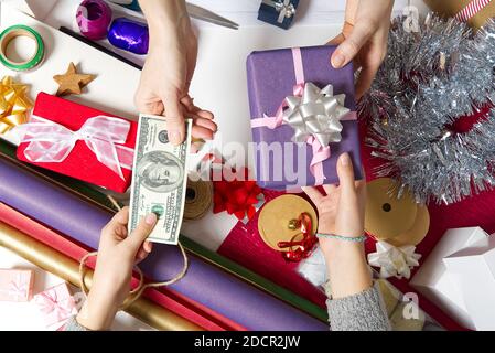 Pagamento per confezione regalo al servizio di imballaggio con banconote in dollari USA. Foto Stock