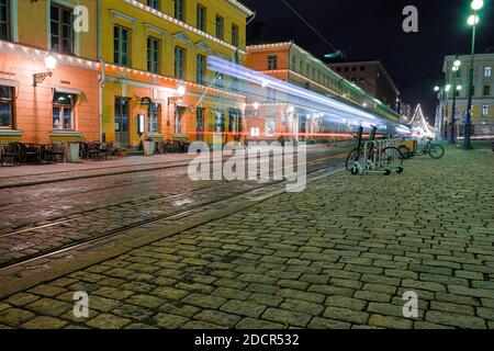 Helsinki, Finlandia 22 novembre 2020 Piazza del Senato. Traffico pubblico offuscato, tram nel centro della città di notte. Esposizione lunga. Foto di alta qualità Foto Stock