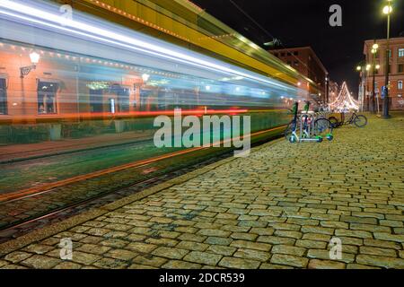 Helsinki, Finlandia 22 novembre 2020 Piazza del Senato. Traffico pubblico offuscato, tram nel centro della città di notte. Esposizione lunga. Foto di alta qualità Foto Stock