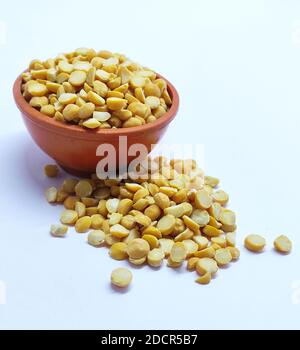 Lenticchie gialle isolate su fondo bianco con percorso di ritaglio. Per preparare un tradizionale vegetariano indiano speziato zuppa purea chana dal. Foto Stock
