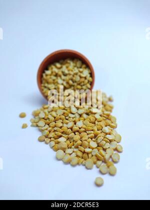 Vista dettagliata del mucchio di giallo chana piselli spezzati isolata contro bianco Foto Stock