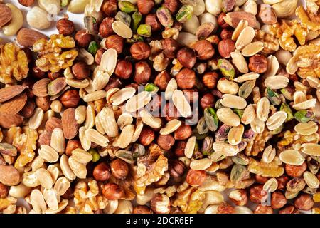 Fondo NUTS. Un mix di arachidi, nocciole, noci, pistacchi e mandorle, sparati dall'alto Foto Stock