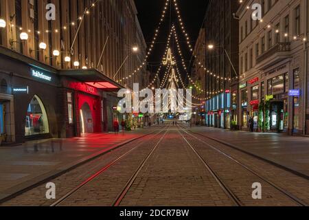 Helsinki, Finlandia 22 novembre 2020 la via Aleksanterinkatu è decorata per Natale. Foto di notte. Esposizione lunga. Foto di alta qualità Foto Stock