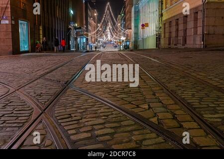 Helsinki, Finlandia 22 novembre 2020 la via Aleksanterinkatu è decorata per Natale. Foto di notte. Esposizione lunga. Foto di alta qualità Foto Stock