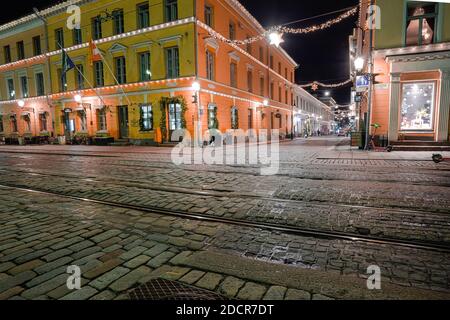 Helsinki, Finlandia 22 novembre 2020 la via Aleksanterinkatu è decorata per Natale. Foto di notte. Esposizione lunga. Foto di alta qualità Foto Stock