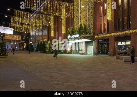 Helsinki, Finlandia 22 novembre 2020 la via Aleksanterinkatu è decorata per Natale. Foto di notte. Esposizione lunga. Foto di alta qualità Foto Stock