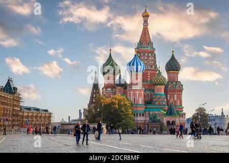 MOSCA, RUSSIA - 18 NOVEMBRE 2020: Cattedrale di San Basilio sulla Piazza Rossa a Mosca e molte persone che camminano intorno. Giorno di sole, cielo con bella clou Foto Stock