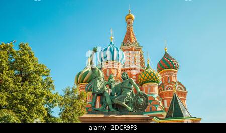 Cattedrale di San Basilio e monumento a Minin e Pozharsky sulla Piazza Rossa a Mosca, Russia Foto Stock