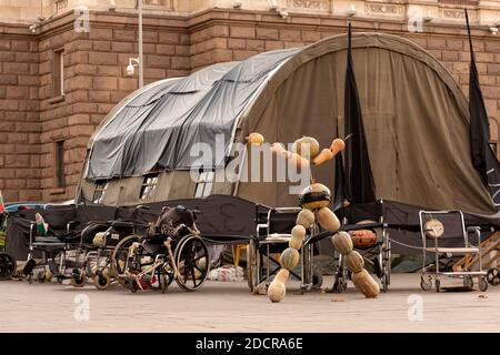 Grande tenda militare permanente e figura umana fatta di zucche Di fronte all'Assemblea nazionale Sofia Bulgaria come pacifica protesta contro il governo Foto Stock