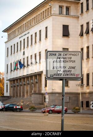 Zona di sicurezza 24 ore segnale di controllo video TVCC sul via alla Banca nazionale bulgara a Sofia Bulgaria Foto Stock