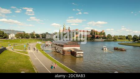 Cracovia, Polonia - 20 luglio 2013: Panorama del castello di Wawel e del viale del fiume Vistola nella città di Cracovia, Polonia Foto Stock