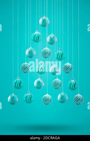 Albero di Natale fatto di palle di Natale, sfondo verde biglietto d'auguri minimalistico. Foto Stock