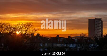 Merton, Londra, Regno Unito. 23 novembre 2020. Dawn si rompe sopra i tetti con il cielo nuvoloso colorato e un chiaro gelo terra nel sud-ovest di Londra Borough di Merton. Credit: Malcolm Park/Alamy Live News. Foto Stock