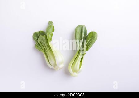 Due grappoli di bok choy isolati su uno sfondo bianco Foto Stock