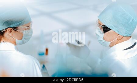 immagine di sfondo dei colleghi medici che parlano in laboratorio. Foto Stock