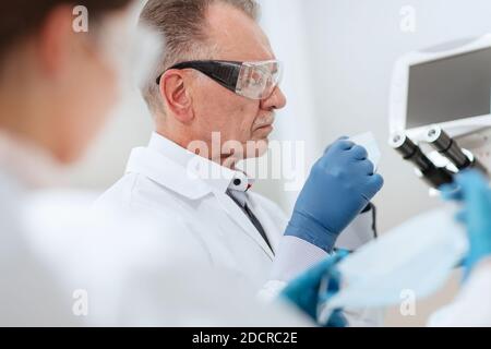 scienziati che indossano una maschera protettiva in un laboratorio medico . Foto Stock