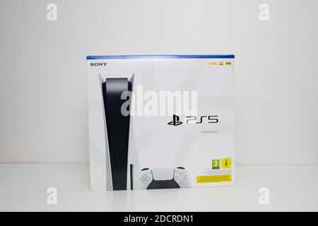 La nuova PlayStation 5 Box Sony svela console e giochi per PS5. Controller Dual Sense e funzioni della serie seconds per la sala giochi Foto Stock