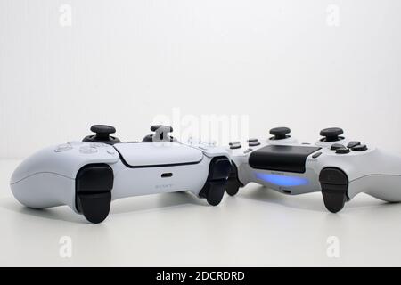 La nuova PlayStation 5 Sony svela console e giochi per PS5. Controller Dualsense e funzioni della serie seconds per la sala giochi Foto Stock
