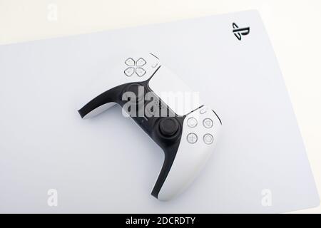 La nuova PlayStation 5 Sony rivela la console PS5 e i giochi di un robot ultra futuristico bianco macchina, con linee di planata Foto Stock