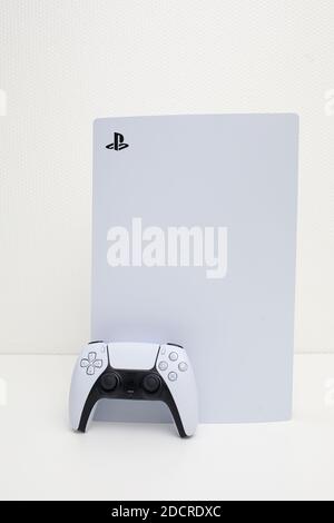 La nuova PlayStation 5 Sony rivela la console PS5 e i giochi di un robot ultra futuristico bianco macchina, con linee di planata Foto Stock