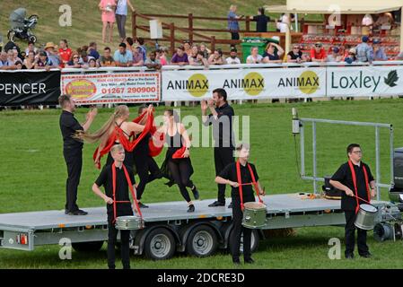 Gli artisti interpreti o esecutori e vintage machinery in un display e performance di danza per celebrare i 100 anni del Royal Welsh Show 2019, Builth Wells Foto Stock