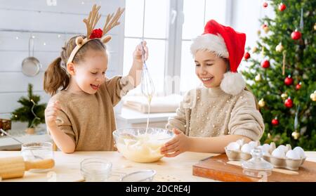 Buon Natale e buone feste. Famiglia preparazione food.Sisters vacanza cucinare biscotti. Foto Stock