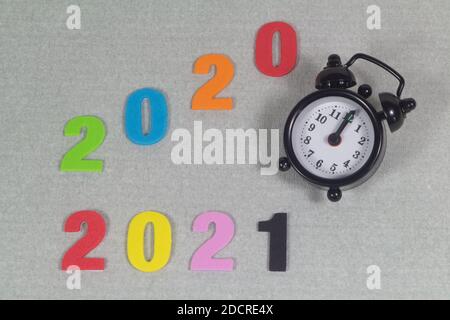 2020, 2021 in figure colorate e sveglia nera Foto Stock