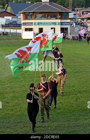Gli artisti interpreti o esecutori e vintage machinery in un display e performance di danza per celebrare i 100 anni del Royal Welsh Show 2019, Builth Wells Foto Stock