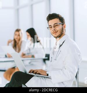 Medico funziona su un computer portatile nella stanza di ospedale Foto Stock